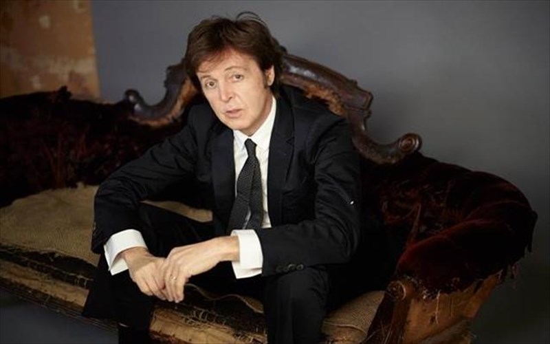o-paul-mccartney-etoimazei-neo-disko-me-ton-paragogo-tis-adele