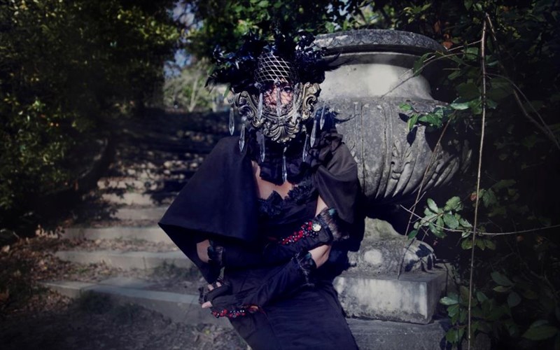 o-mk-by-marios-skinothetei-mia-parastasi-modas-gia-osous-agapoun-tin-texni-oso-kai-ti-moda