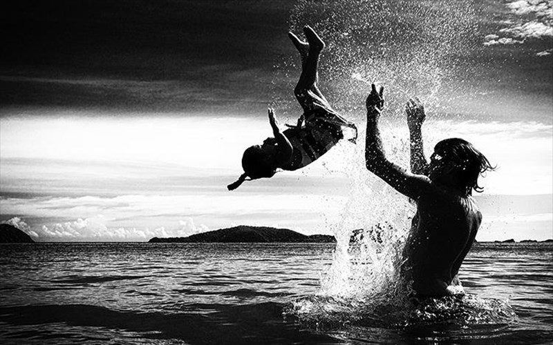 monochrome-80-kallitexnes-apo-40-xores-parousiazoun-tis-fotografies-tous-stin-blank-wall-gallery