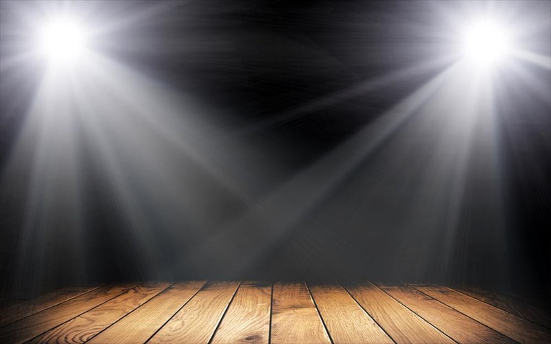 poies-parastaseis-kanoun-premiera-ton-aprilio-stin-athinaiki-skini