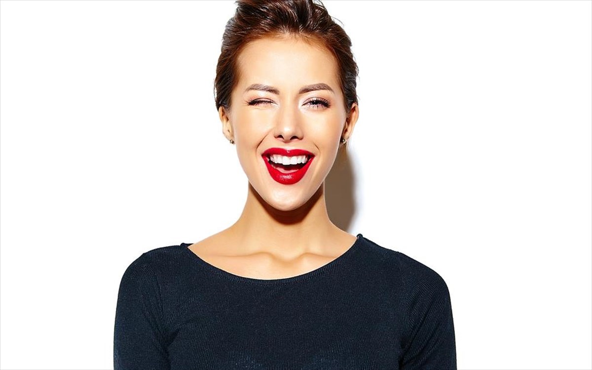 gunaika-melaxroini-xamogelo-kleinei-to-mati-kokkino-kragion