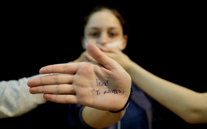 to-efibiko-theatro-kai-ena-festibal-sti-stegi