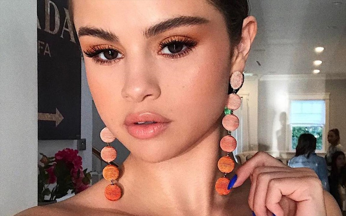 selena-gomez-orange