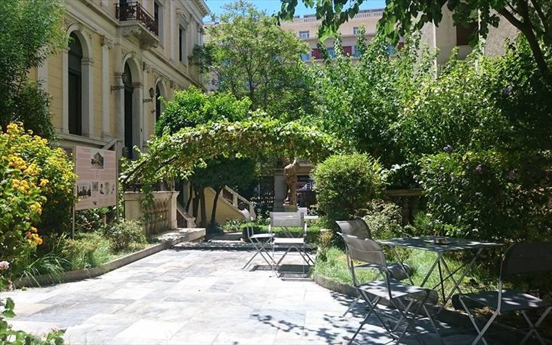 pame-gia-kafedaki-se-pente-iliolousta-meri-tis-polis