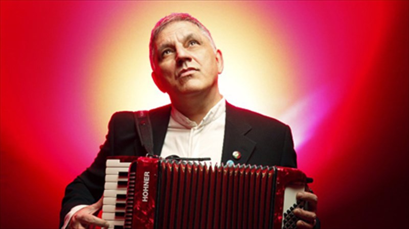 o-nikos-portokaloglou-giortazei-ta-30-tou