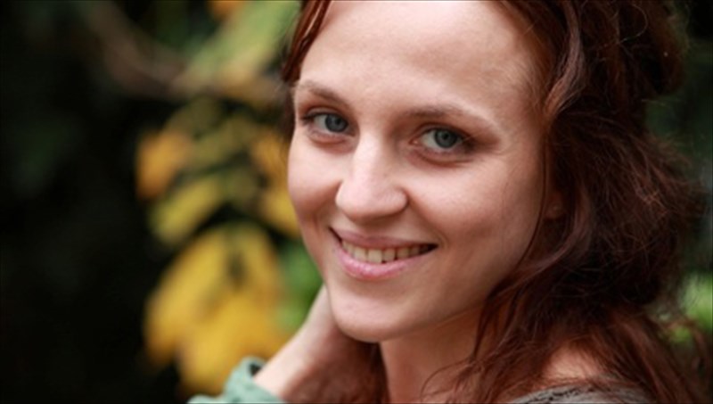 elena-mauridou-einai-makabrio-na-pairneis-dunami-mesa-apo-ton-pono-ton-allon