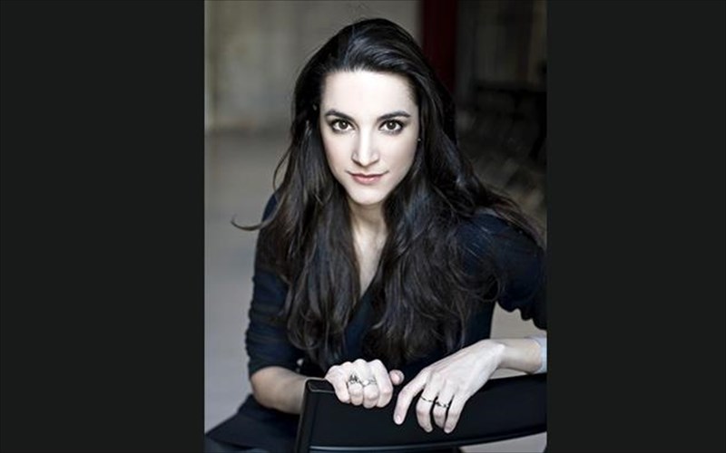 i-katerina-euaggelatou-sto-mouseio-kukladikis-texnis-sto-plaisio-ton-cycladic-talks