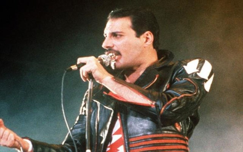 brian-may-i-tainia-gia-ton-freddie-mercury-tha-bgei-suntoma