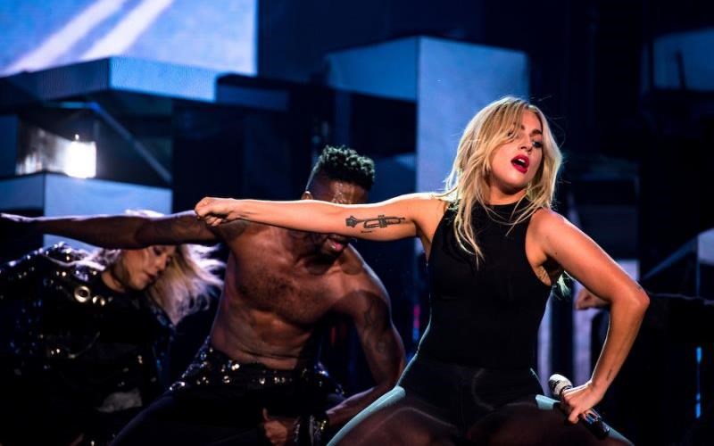 i-lady-gaga-kalese-tous-fans-tis-sta-gurismata-tis-neas-tainias-tis