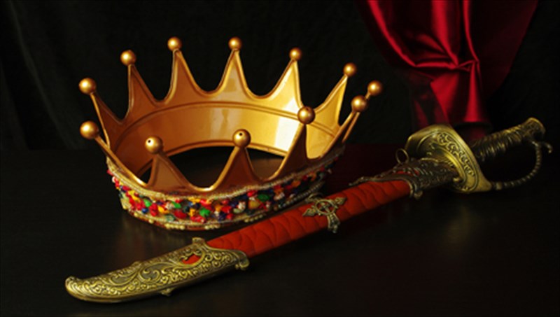 taksideuontas-sto-buzantio-me-porfura-sandalia