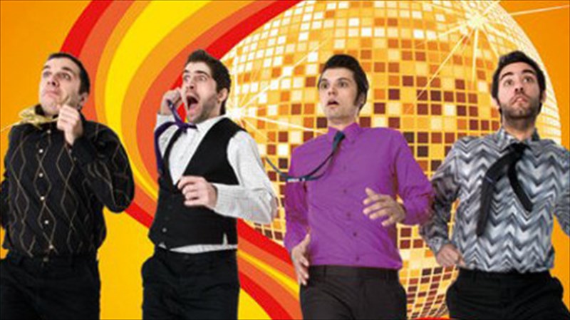 oi-wedding-singers-stinoun-gamilio-parti-sto-k44