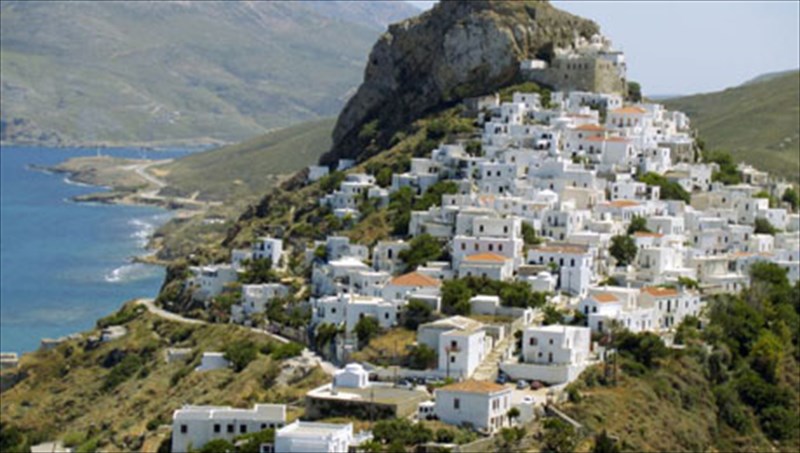 skuros-ena-ksexasmeno-kosmima-sti-mesi-tou-aigaiou