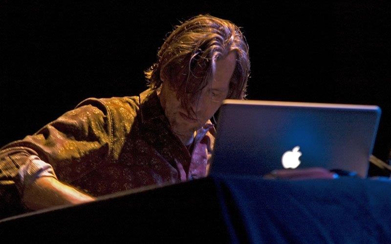 o-christian-fennesz-live-stin-agglikaniki-ekklisia-kai-oi-logoi-gia-na-pate